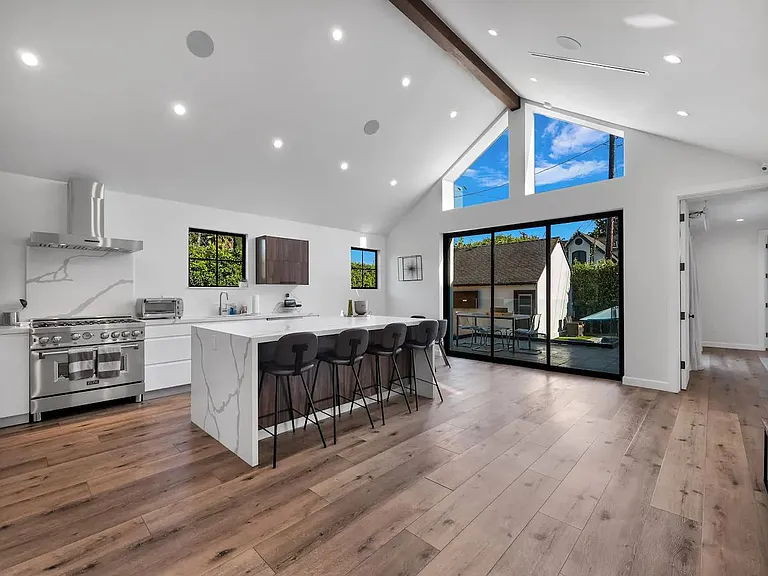 8702 Dorrington Ave — Photo 6