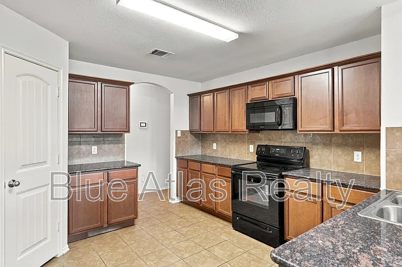 4 bed, 2.0 bath, 1832 sqft, $1,995 — Photo 2