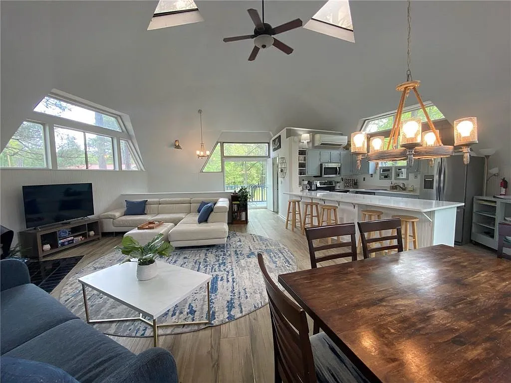 3 bed, 1.5 bath, 1870 sqft, $2,500 — Photo 4