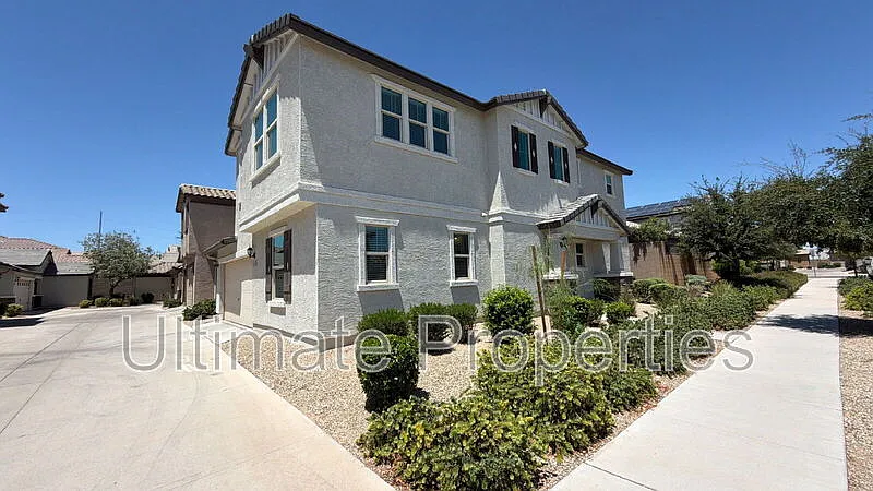 3 bed, 3.0 bath, 2284 sqft, $2,195 — Photo 2