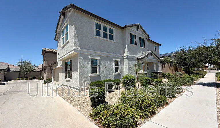 11694 N 166th Dr — Photo 2