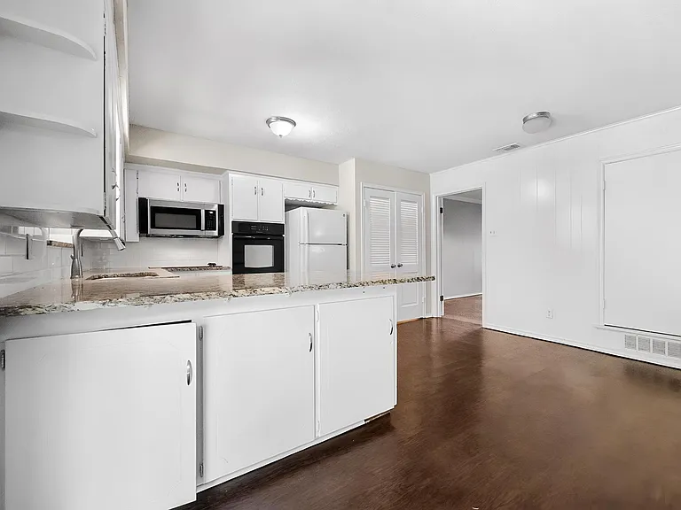 8351 Lullwater Dr — Photo 22