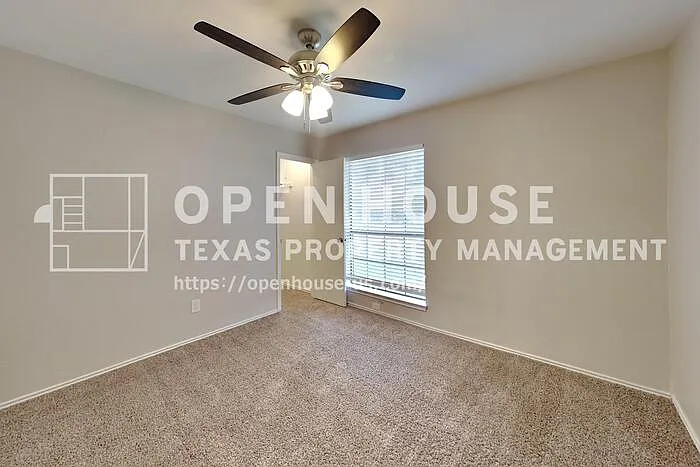 909 Sandhurst Dr — Photo 15