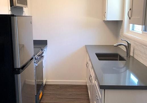 3rd image of 927 E Blithedale Ave #4