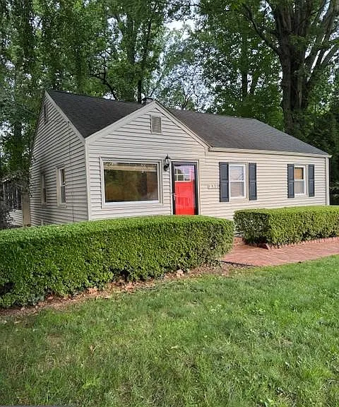 1920 Hillside Dr — Photo 2