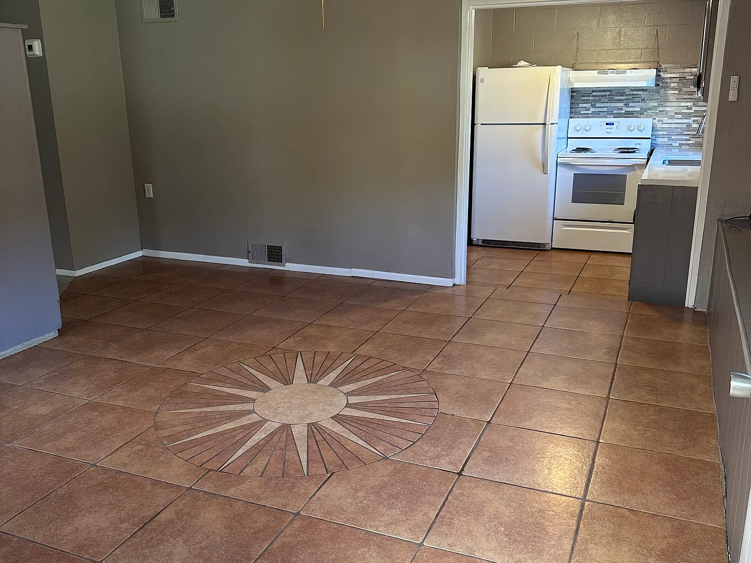 1438 Wellesley Dr NE — Photo 3