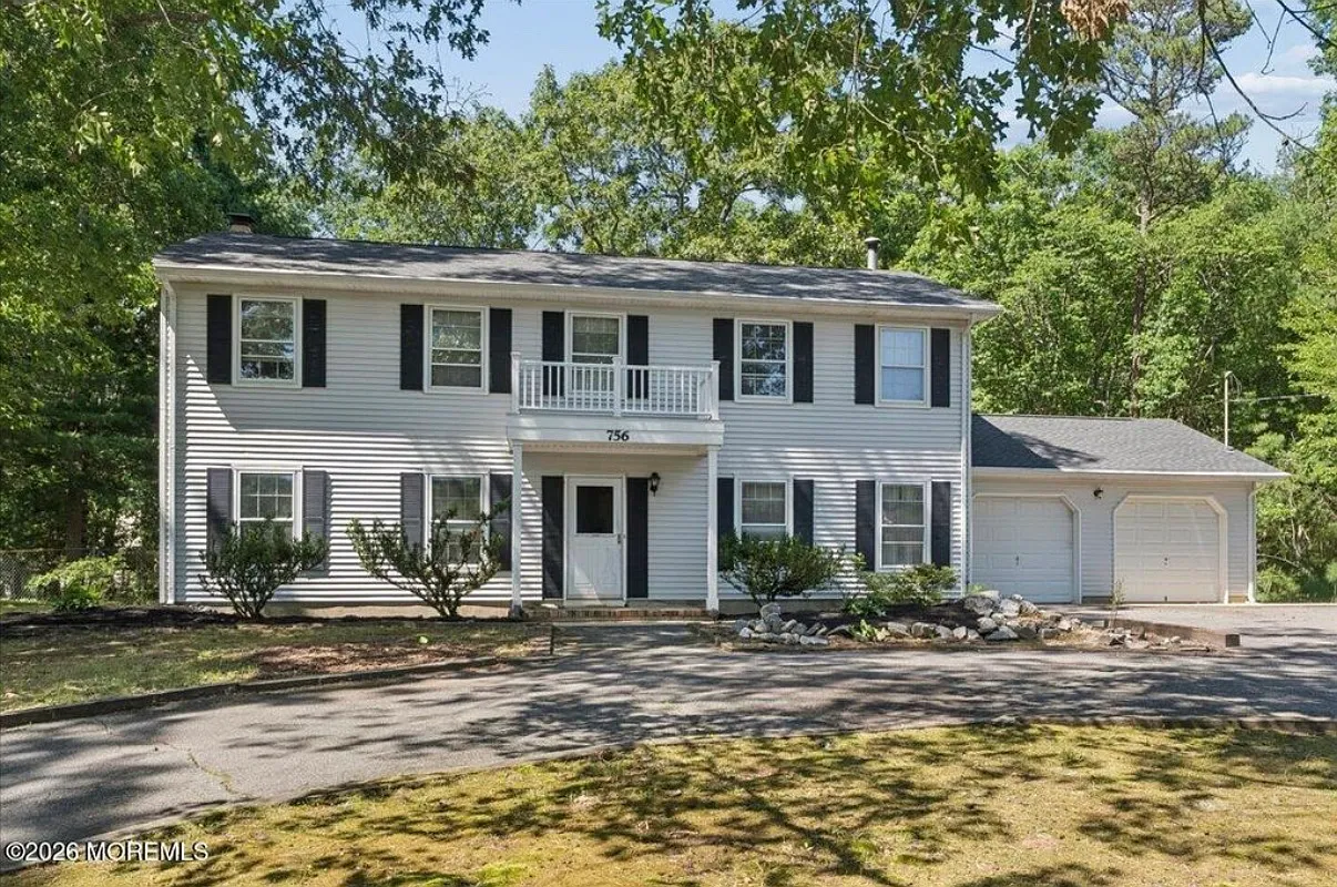 4 bed, 2.5 bath, 2288 sqft, $3,900 — Photo 1