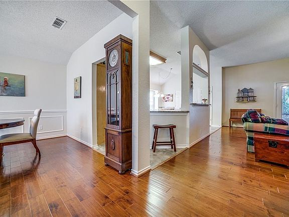 4th image of 2201 Oak Meadow Cir