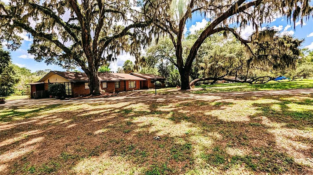 3 bed, 2.0 bath, 2848 sqft, $2,800 — Photo 1