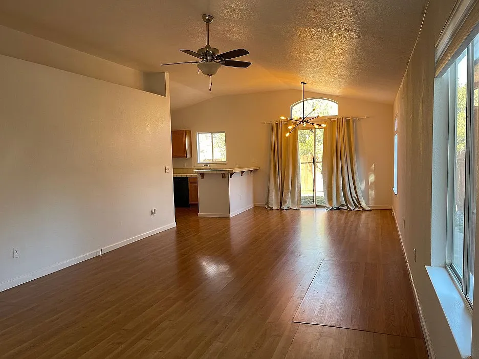 2 bed, 1040 sqft, $2,800 — Photo 3