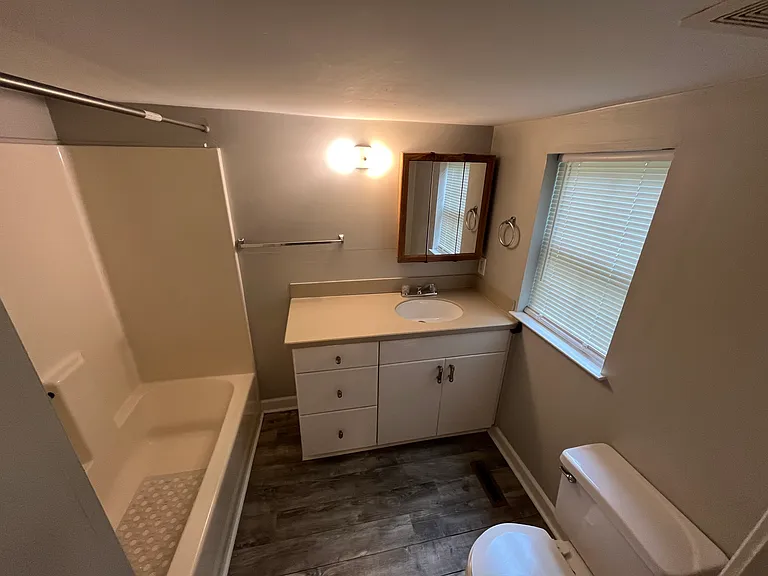 513 Ashland Ter #B — Photo 2