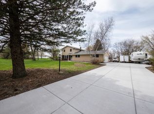 5005 S Woodridge Ln, New Berlin, WI 53146