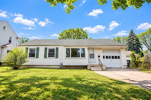 Impeccable 3BR Ranch in North Toledo! Hardwoods, Updated Bath, Finished Basement and Garage! at T... — Photo 2