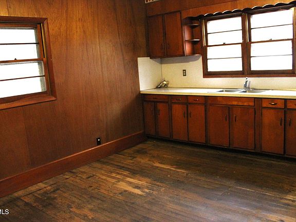 4th image of 106 River Rd