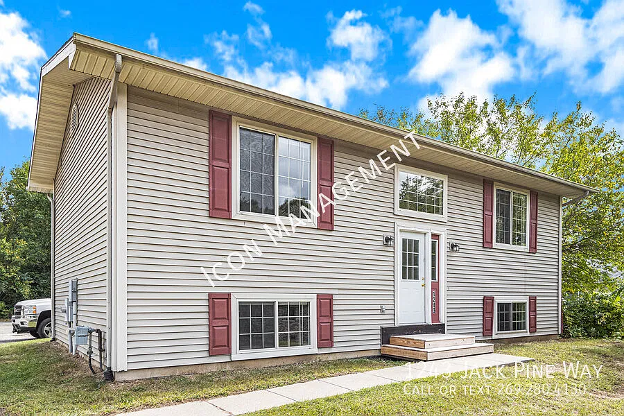 Now Pre-Leasing: Spacious 6-Bedroom Student Housing! — Photo 1