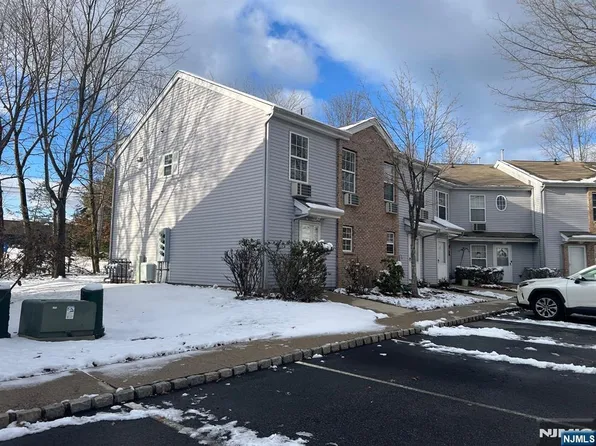 8 Packer Pl, Saddle River, NJ 07458