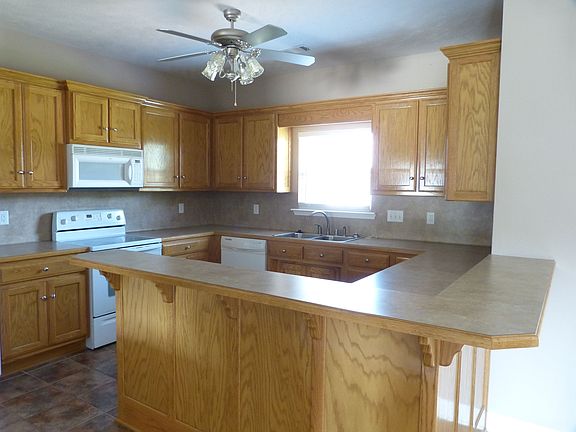 Kitchen w/wrap cabinets