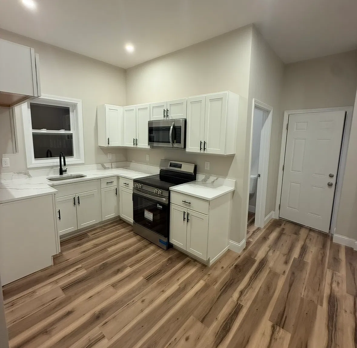 2 bed, 950 sqft, $1,800 — Photo 2