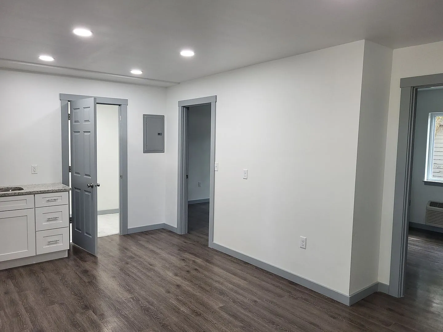 703 Ash — Photo 2