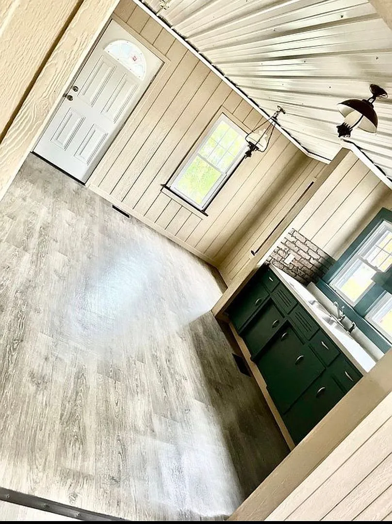 Spacious 3 Bed, 2 Bath Home with Basement, Garage & Large Yard in Cave City! — Photo 2