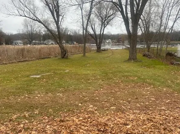 1337 Park Dr, White Lake, MI 48386