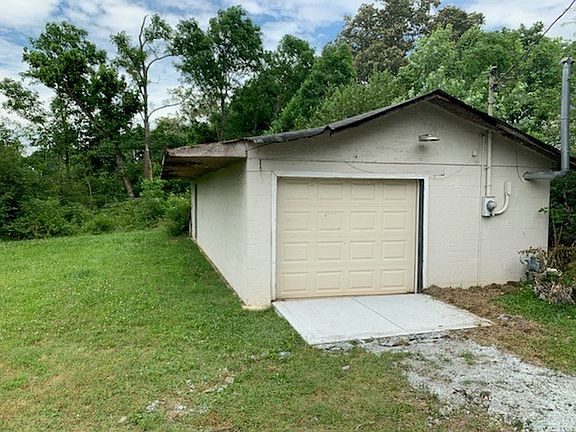 3rd image of 897 Crescent Dr