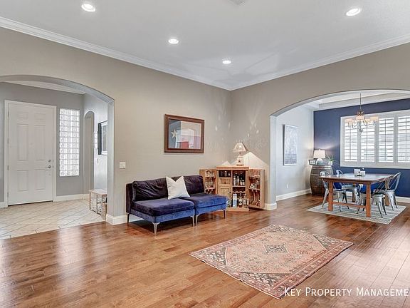 3rd image of 10553 Linderhof Ave