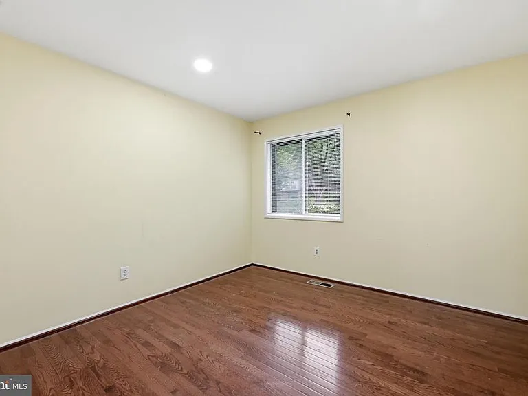 8811 Burbank Rd — Photo 27