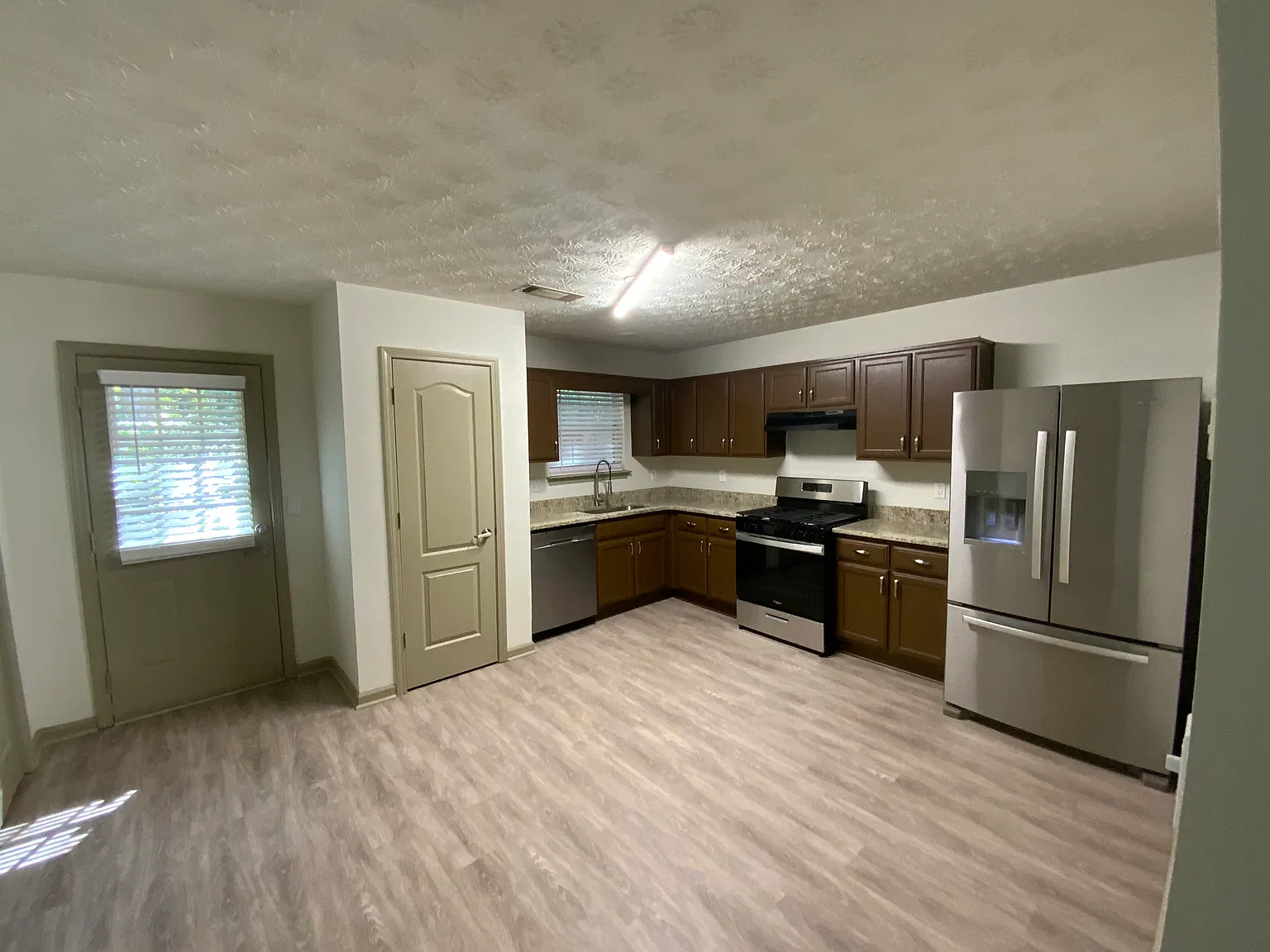 3 bed, 2.5 bath, 1210 sqft, $1,850 — Photo 3