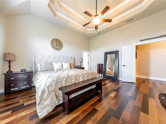 4th image of 321 Comanche Cir
