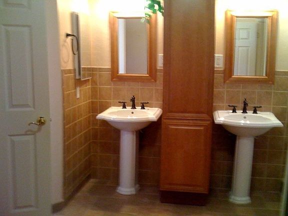 Pedestal sinks MB