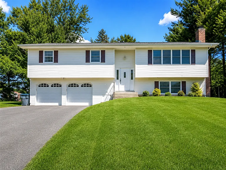 10 Roe Cir — Photo 1