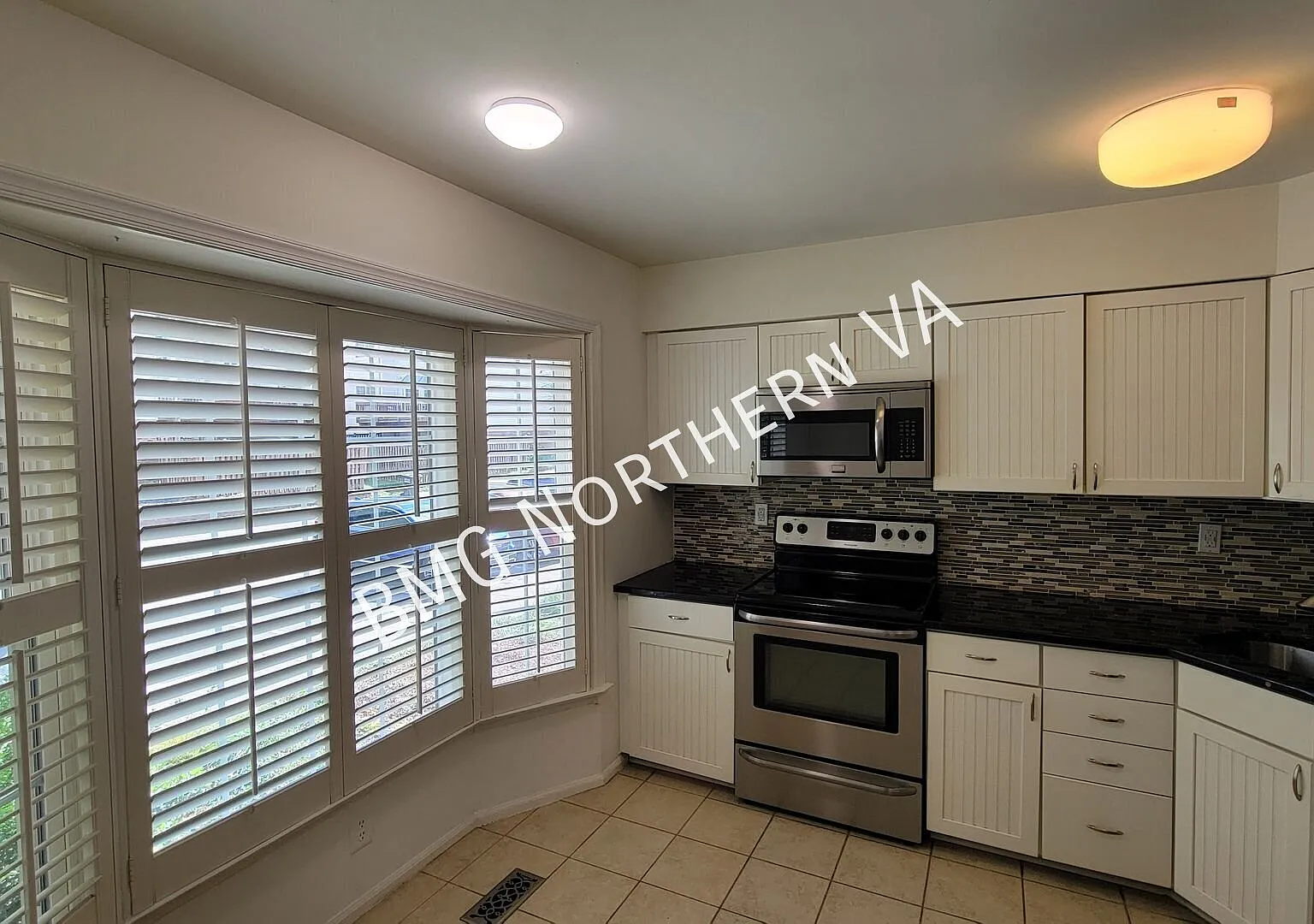 Beautiful 3BR/3.5 BA Bath Brick Townhouse in Burke Centre — Photo 2