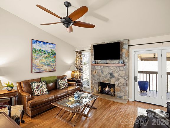 4th image of 132 Deerlake Dr