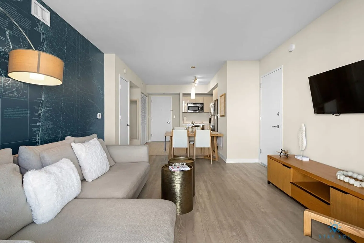 2 bed, 2.0 bath, 990 sqft, $4,482 — Photo 2