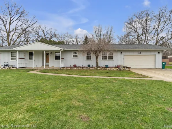 21982 Bell Rd, New Boston, MI 48164