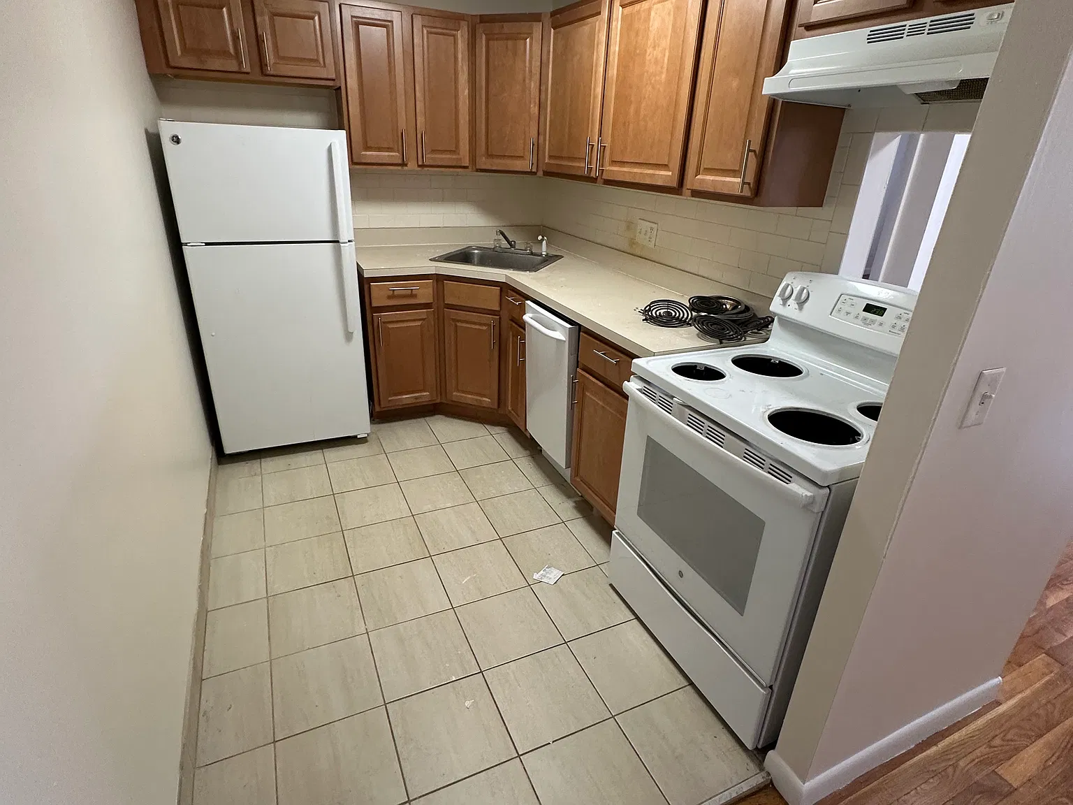 37 Larchwood Dr — Photo 2