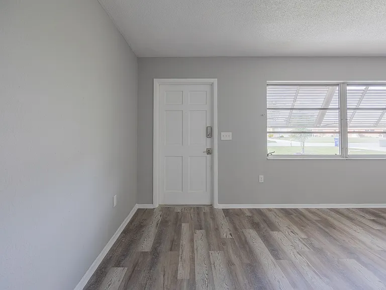916 Gillespie St — Photo 10