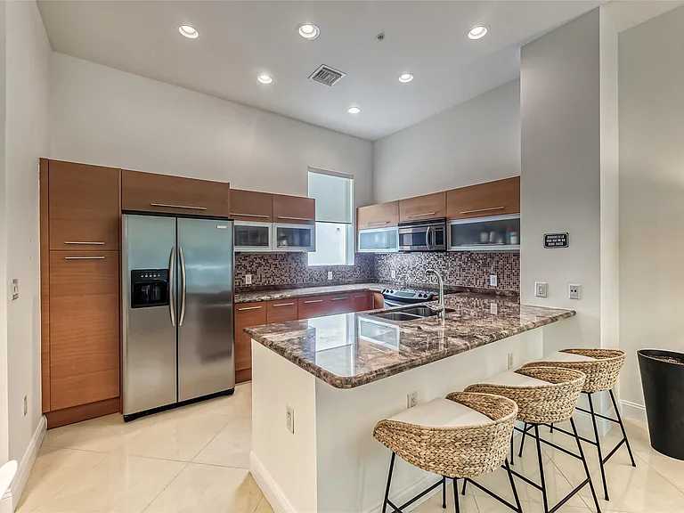 727 NE 4th Ave — Photo 9