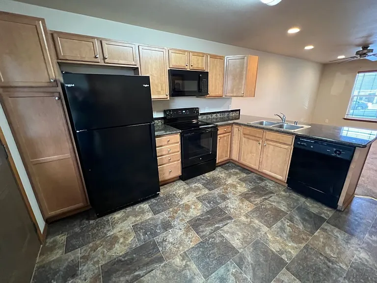 435 E St NE — Photo 16