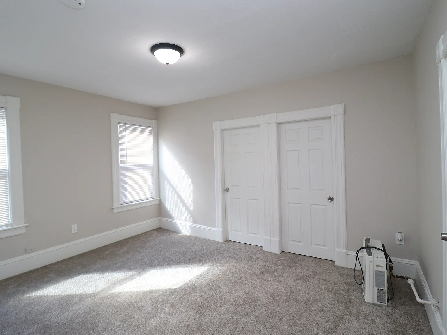 4 bed, 950 sqft, $1,975 — Photo 2