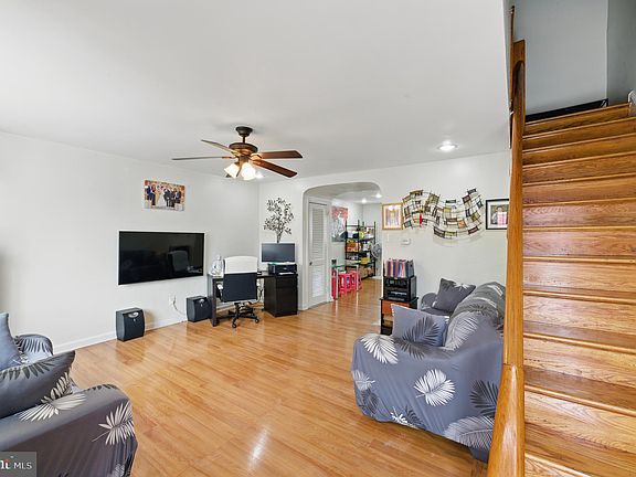 3rd image of 4242 Palmetto St