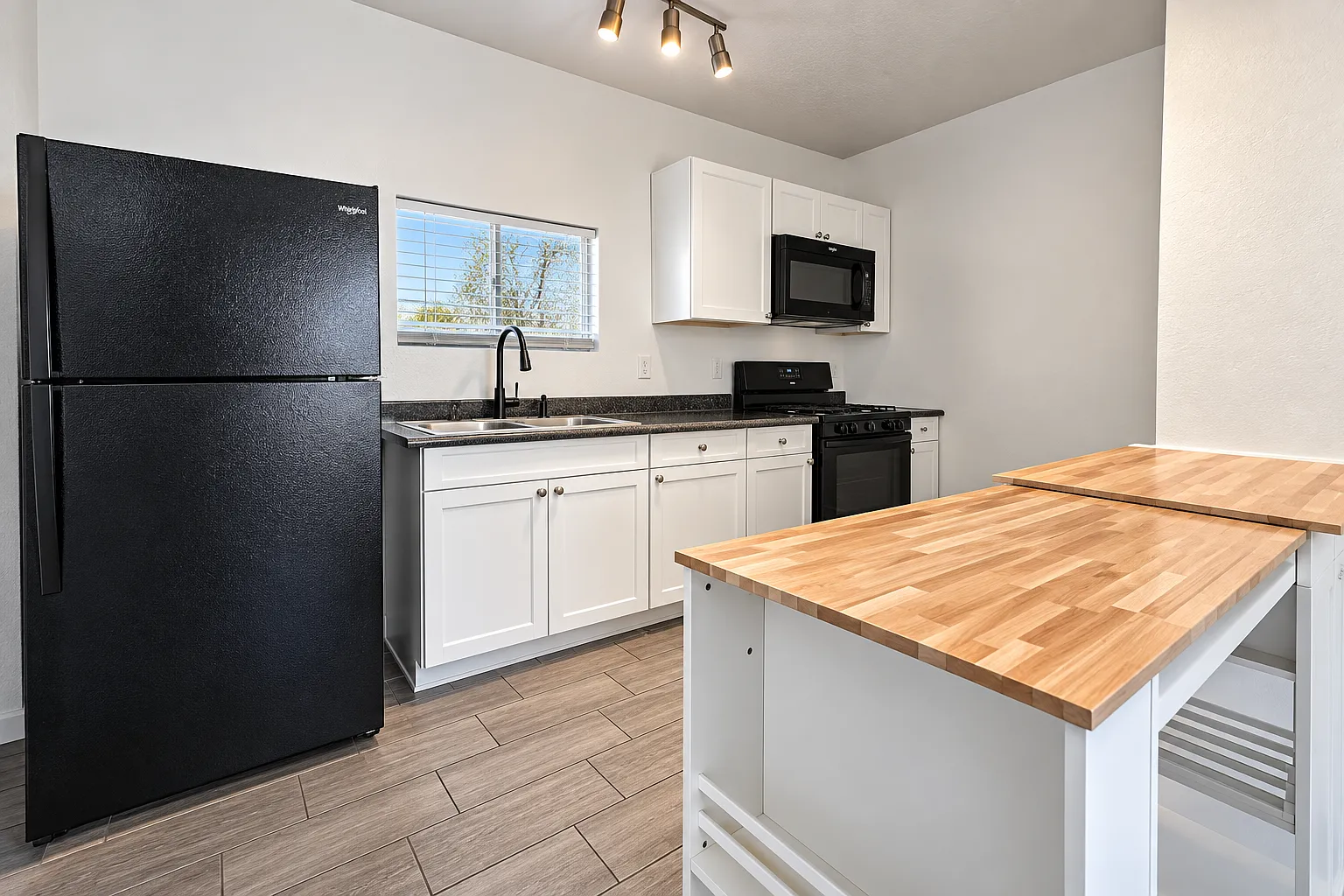 Studio, 382 sqft, $897 — Photo 4