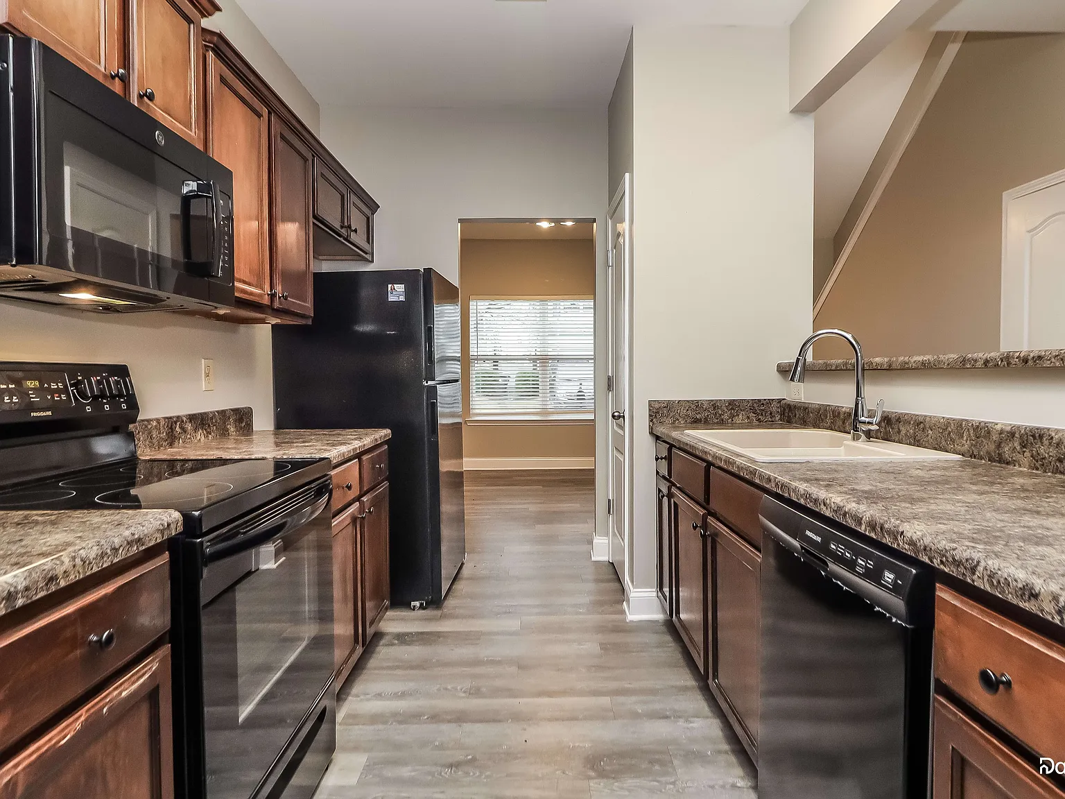 3 bed, 2.0 bath, 1284 sqft, $2,070 — Photo 2