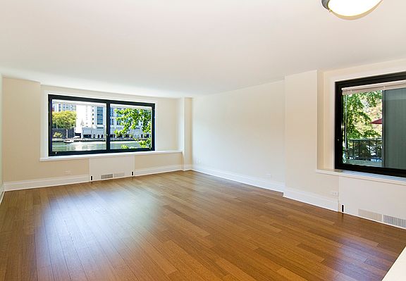 4th image of 531 Main St APT 122