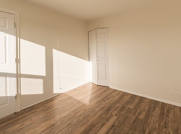 4th image of 1455 N Sandburg Ter #505