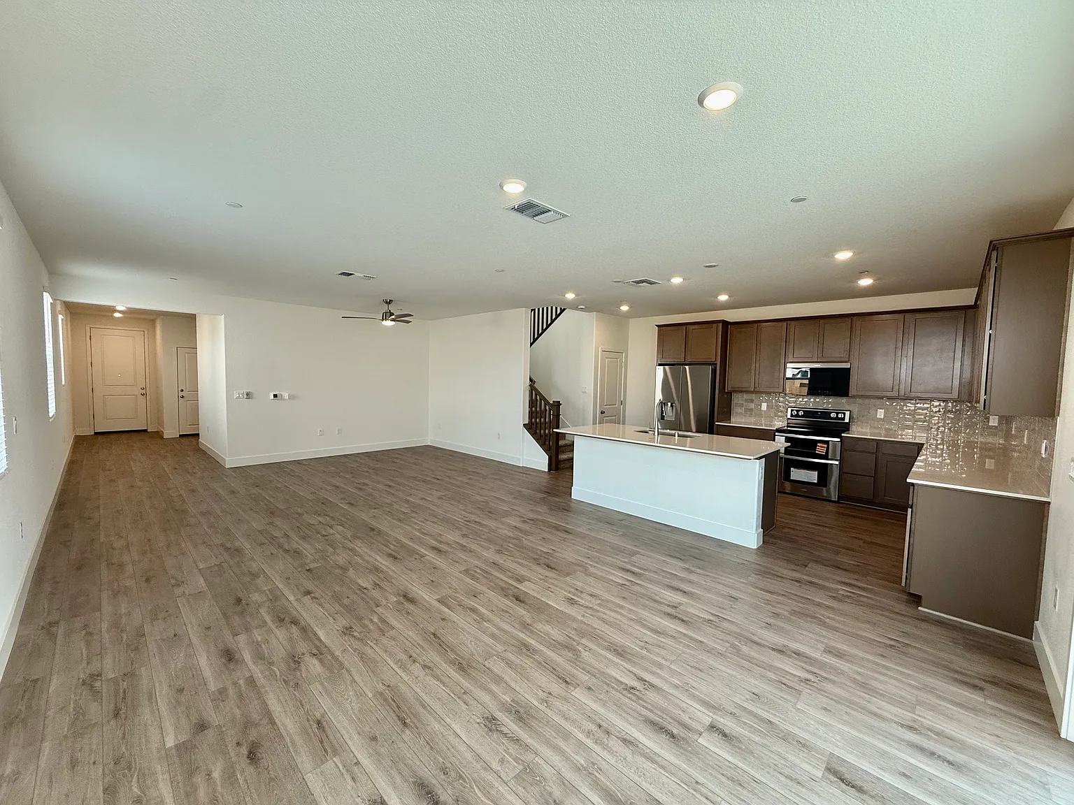 4 bed, 2528 sqft, $3,695 — Photo 4
