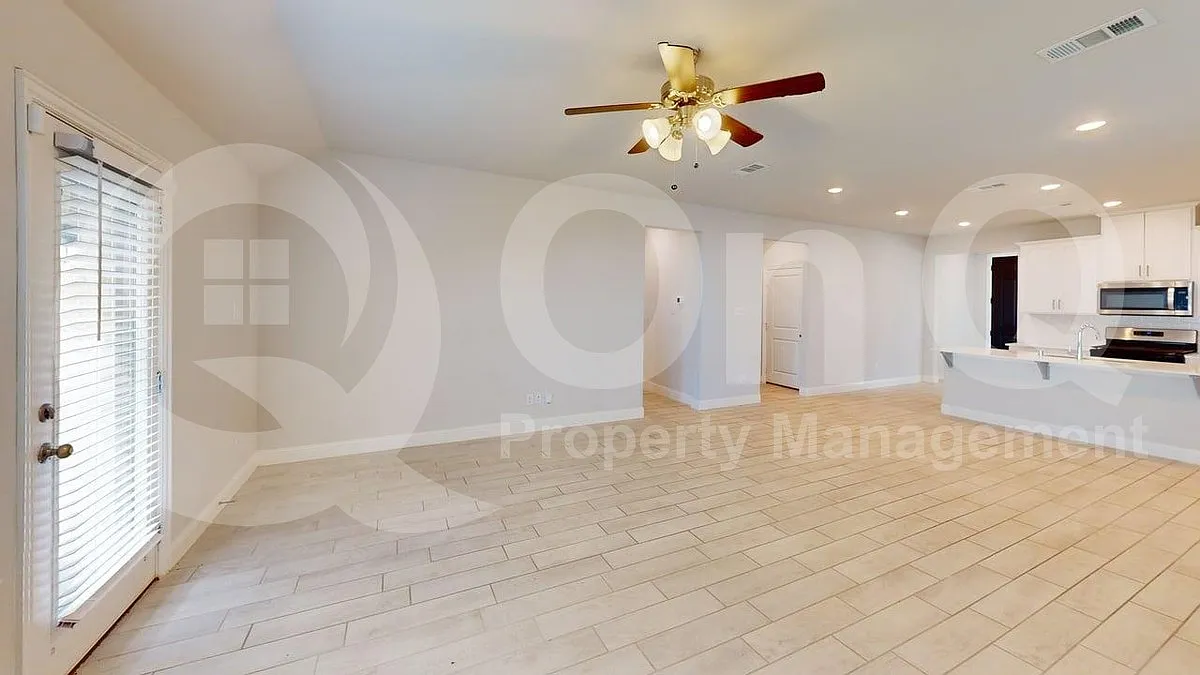3 bed, 2.0 bath, 1799 sqft, $1,799 — Photo 4