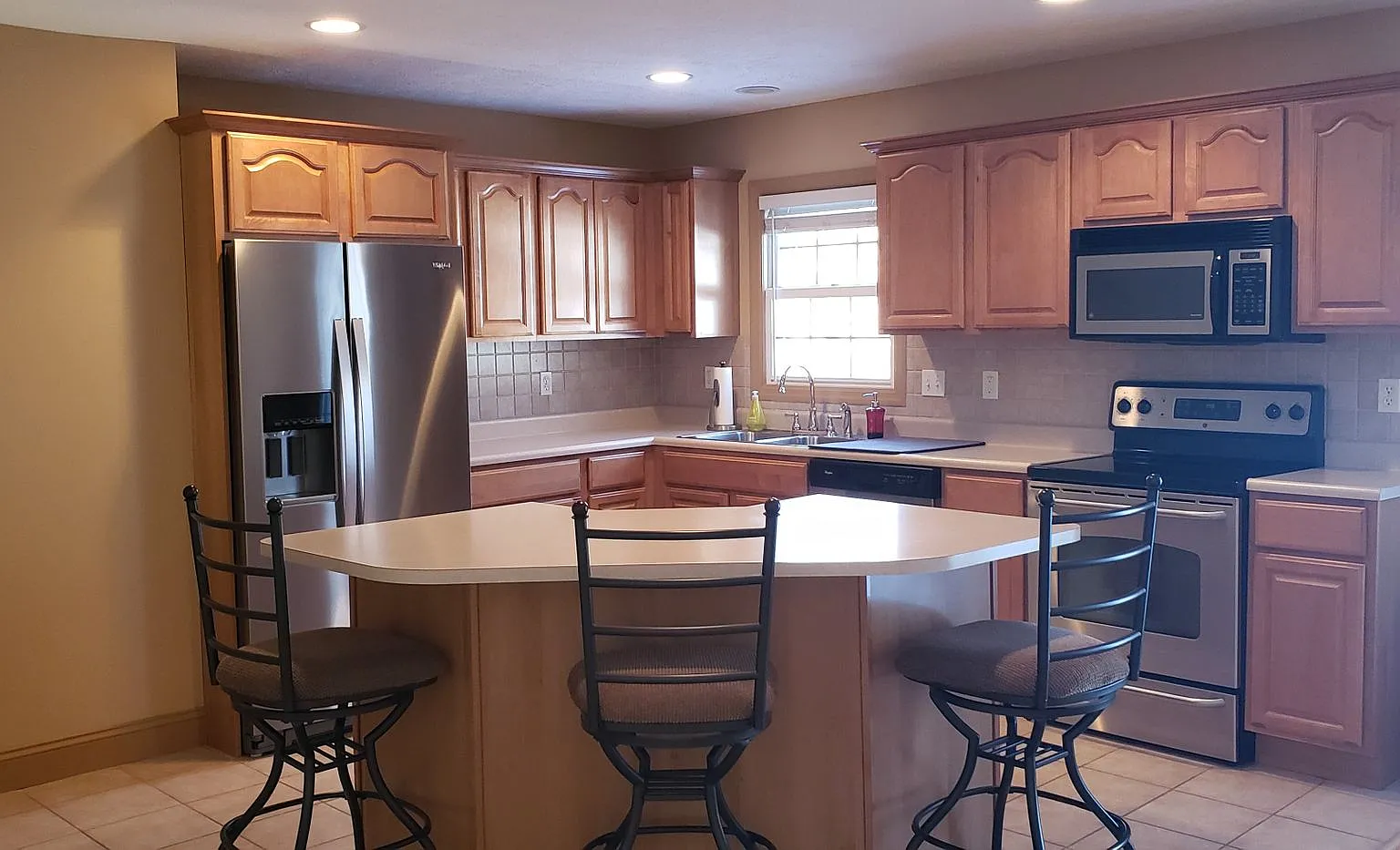 3 bed/2 half bath 2 Full bath Townhouse in Morgantown - Close to Interstate 68 - Available 10/23/... — Photo 2