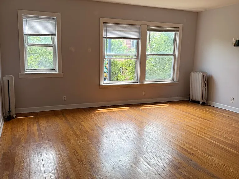 1942 W Montrose Ave #1 — Photo 2